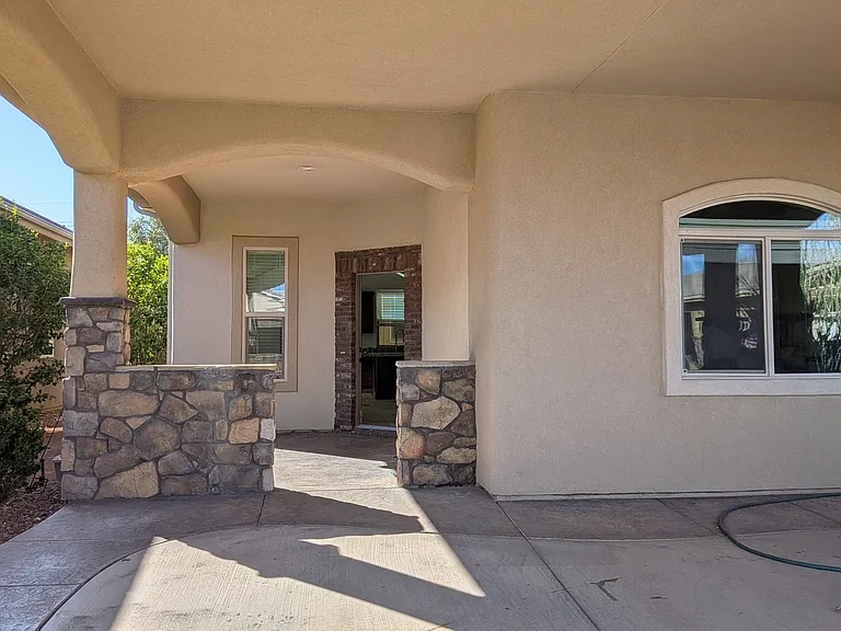 2990 E Riverside Dr — Photo 2