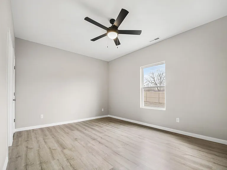 655 E Forest St — Photo 10