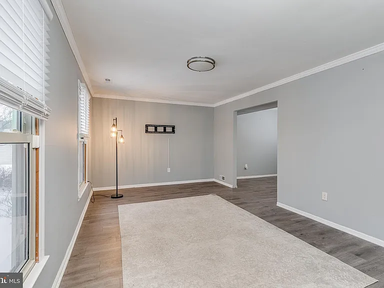 45 Stratford Ln — Photo 4