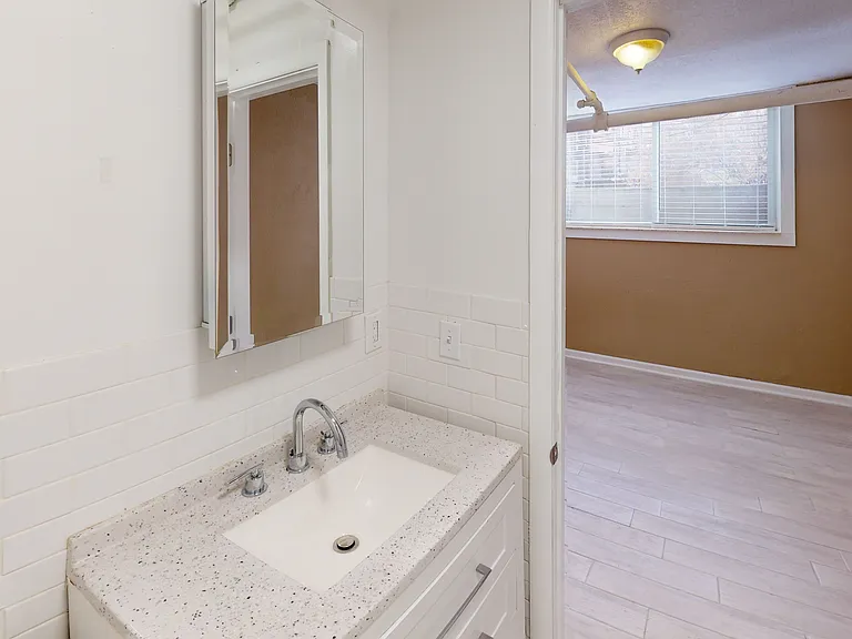 1275 N Pearl St #B21 — Photo 3