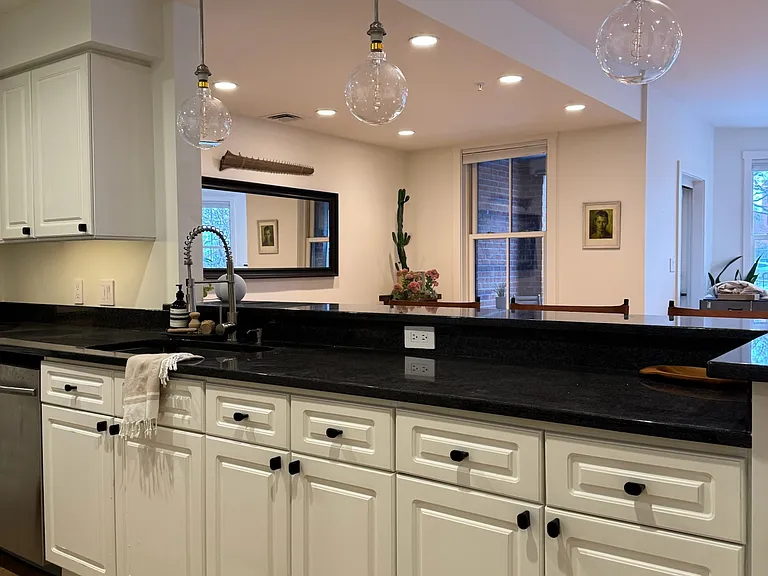 40 College St #207 — Photo 32