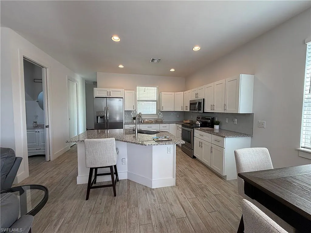 3 bed, 2.5 bath, 1500 sqft, $5,000 — Photo 2