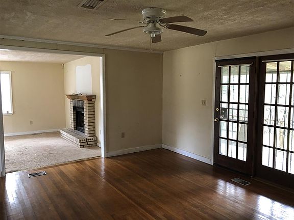 3rd image of 3027 Woodview Dr