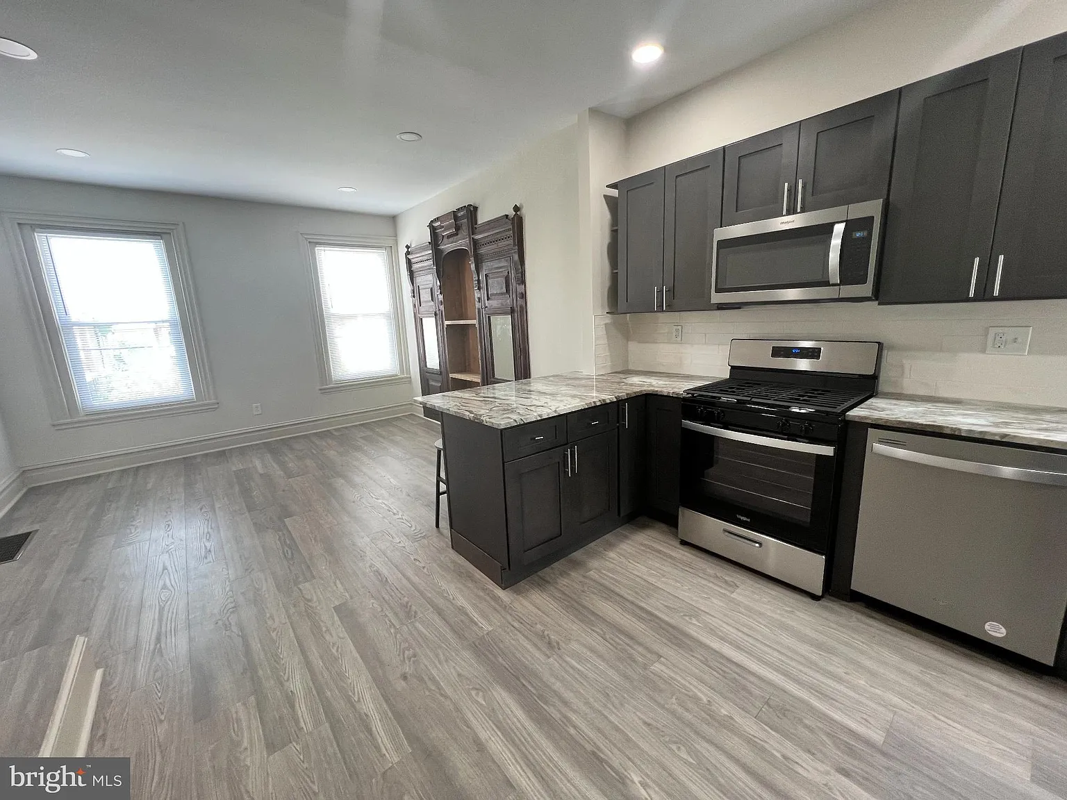 3 bed, 1.0 bath, 1100 sqft, $1,750 — Photo 2