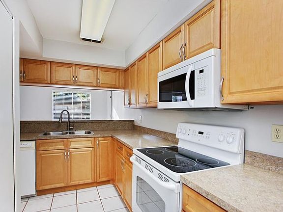 5th image of 3021 Bonaventure Cir APT 202