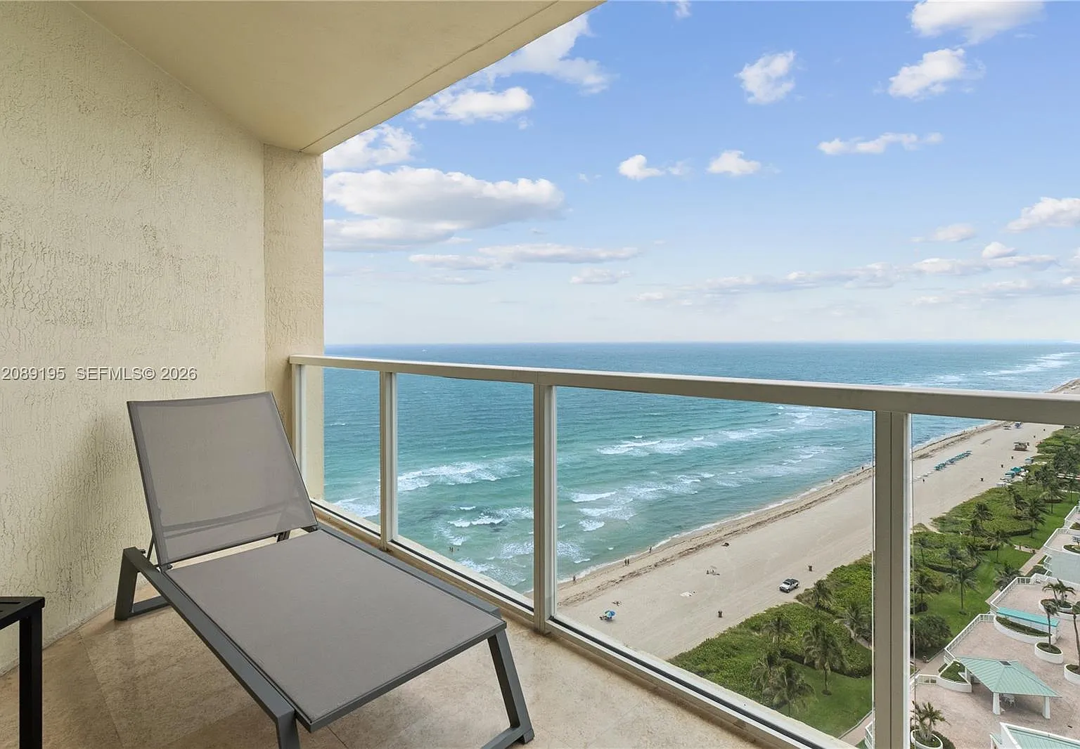 La Perla Condo — Photo 1