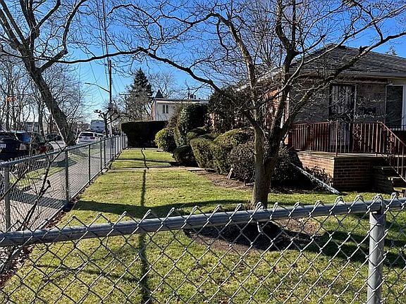 2nd image of 2484 Burnett St