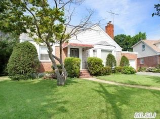 42 Meadowbrook Ln, Valley Stream, NY 11580