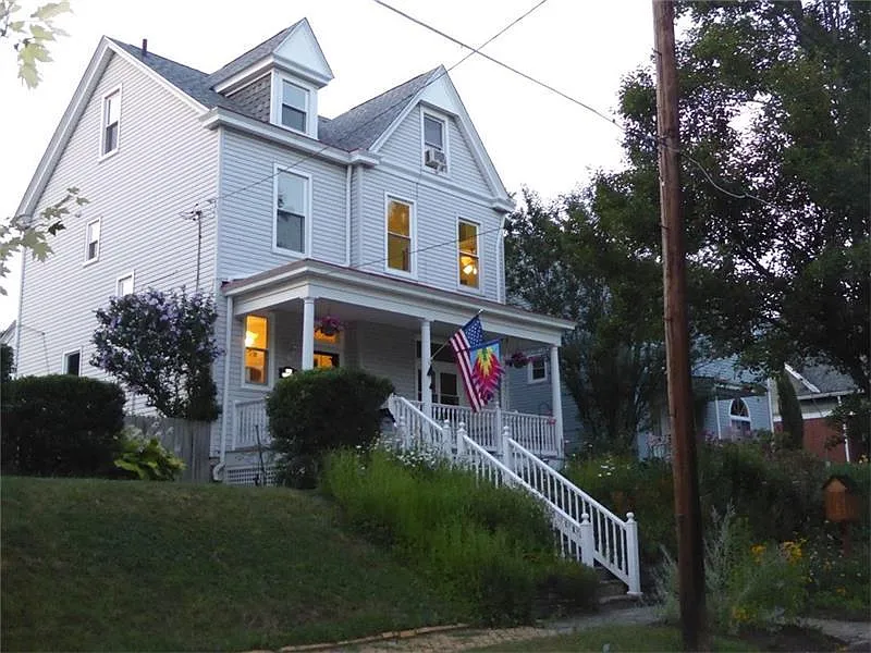 213 10th St photo 1