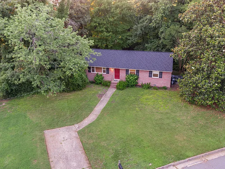 121 Winston Dr — Photo 2