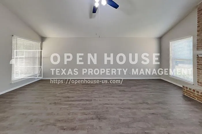 5 bed, 2.5 bath, 2427 sqft, $2,350 — Photo 3