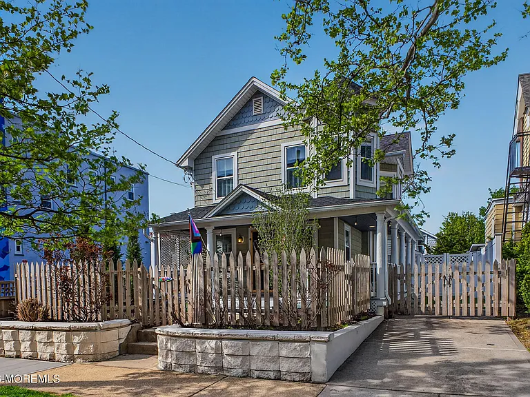 403 Sewall Ave — Photo 2