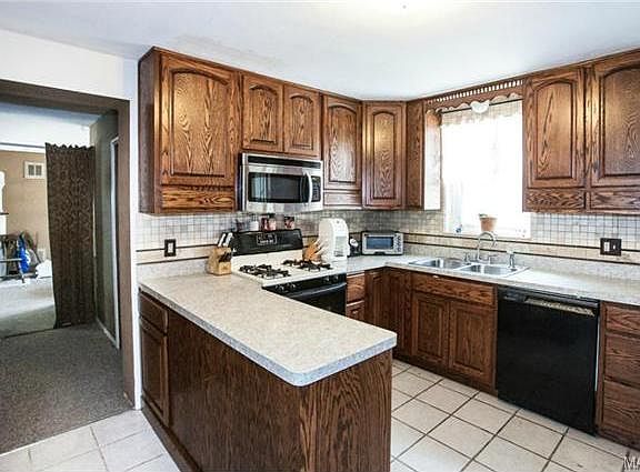4th image of 920 Poplar Dr