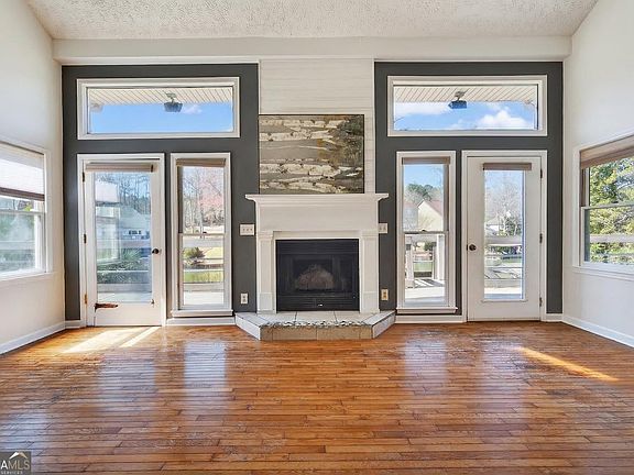 5th image of 10083 Lakeview Pkwy