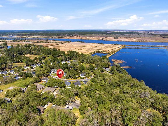 5th image of 43 Daniel Morrall Ln.