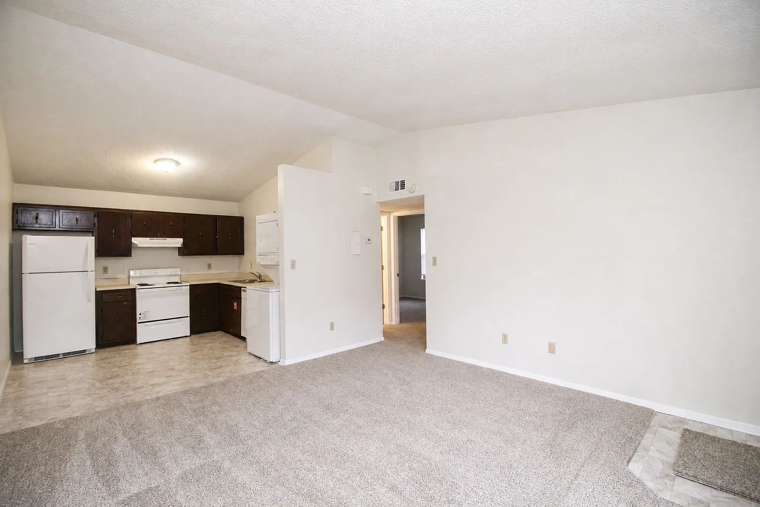 2 bed, 1.0 bath, 755 sqft, $1,050 — Photo 3