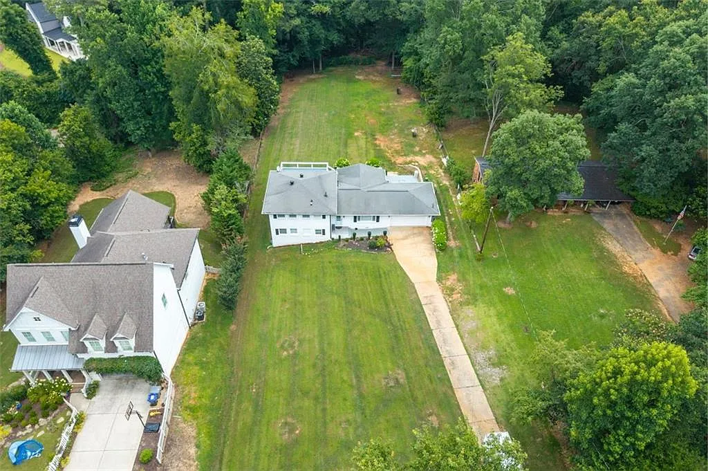 5 bed, 3.0 bath, 1416 sqft, $3,500 — Photo 2