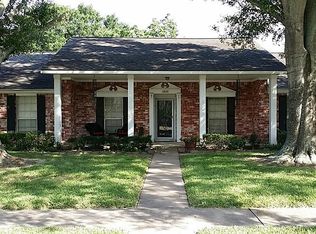 13535 Wimbledon Dr, Sugar Land, TX 77498