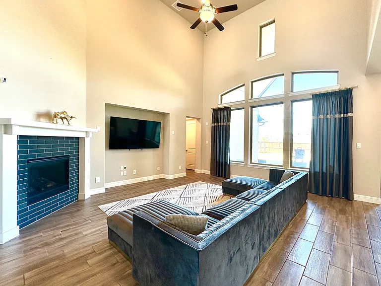 307 Waters Edge Dr — Photo 1
