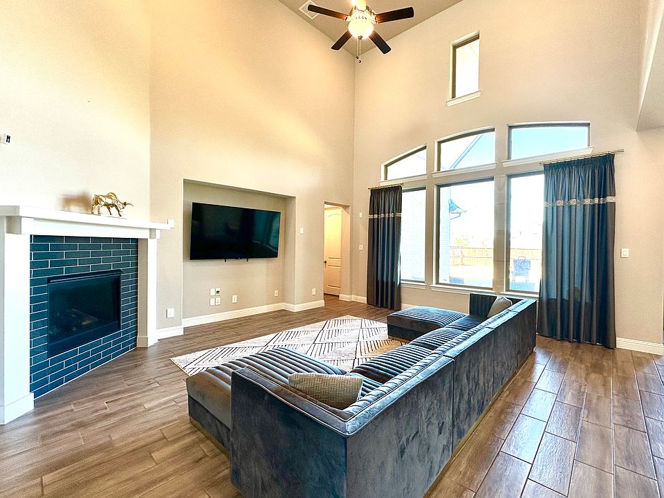 1st image of 307 Waters Edge Dr