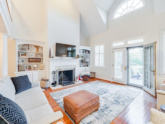 4th image of 1015 Edenboro Ct