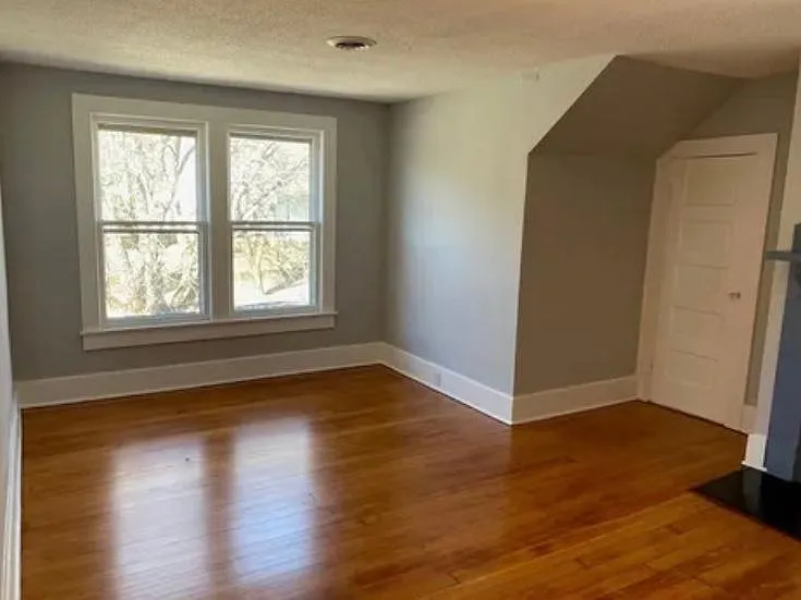 316 W Valley St — Photo 3
