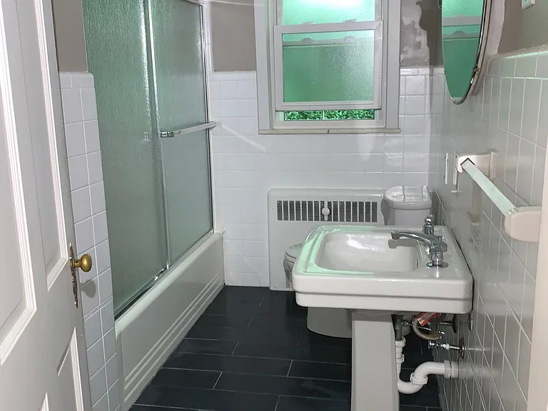 2976 Linwood Ave — Photo 3