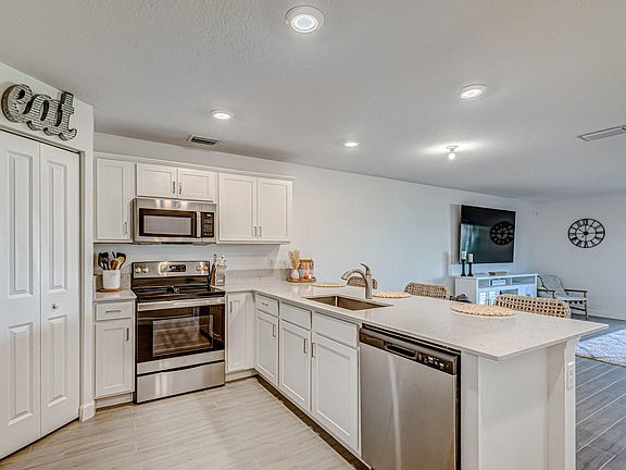 3rd image of 5007 Woods Edge Cir