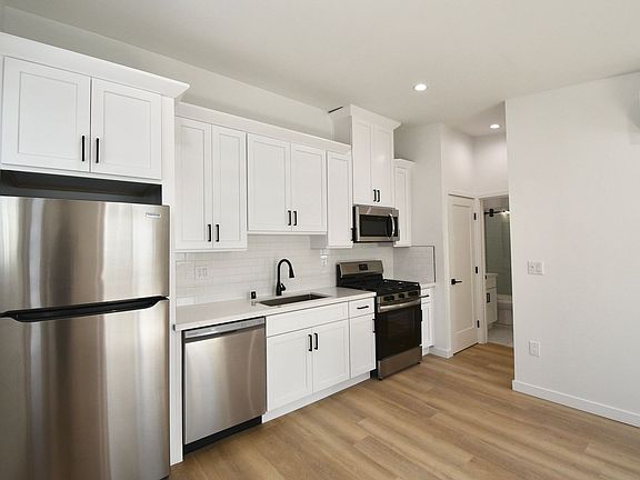 5th image of 11444-46 Riverside Dr #11448