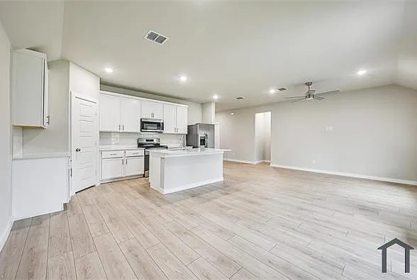 946 Olive Dr — Photo 8