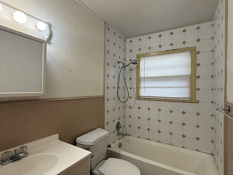 2103 33rd St #2 — Photo 5