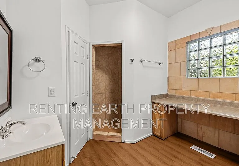 609 34th St S — Photo 10