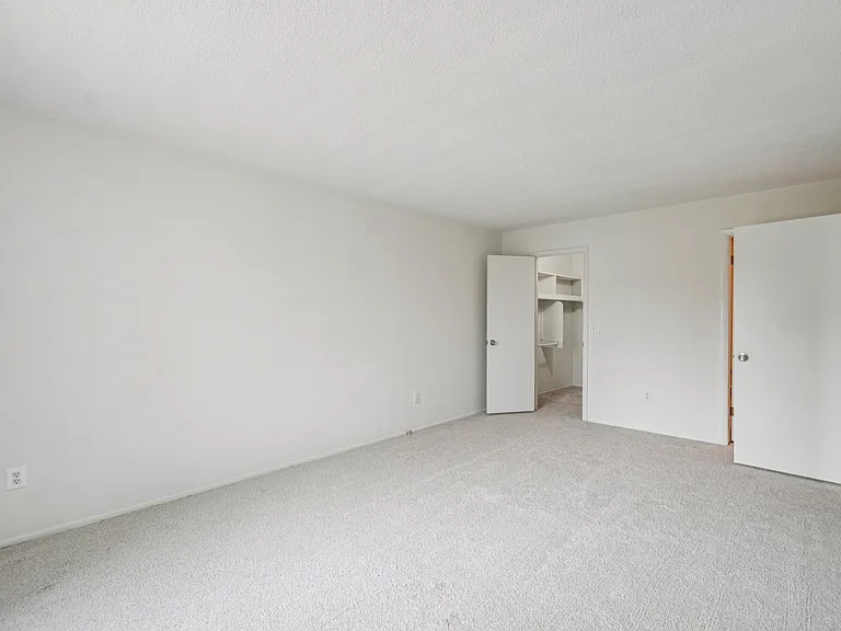 Claymoor Luxury Apartments — Photo 29