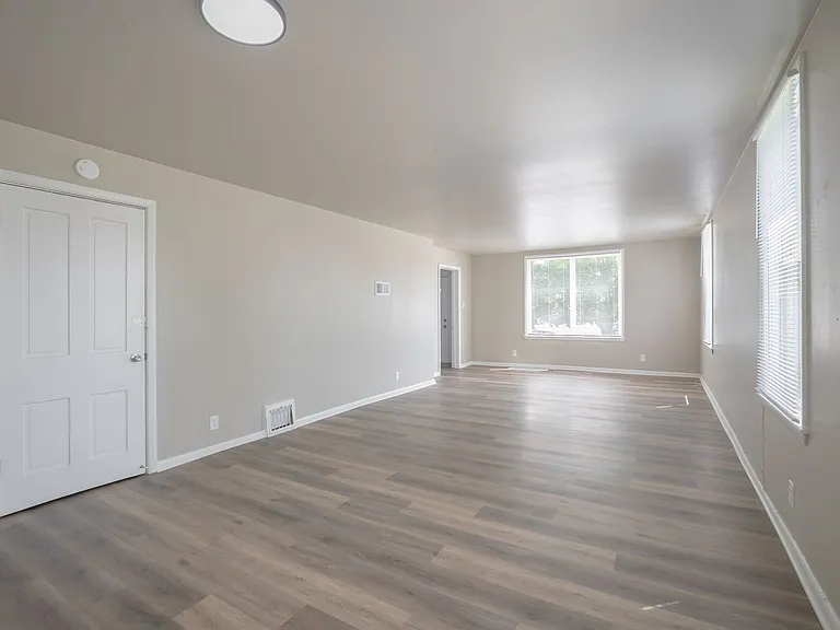 149 W 2nd St — Photo 11