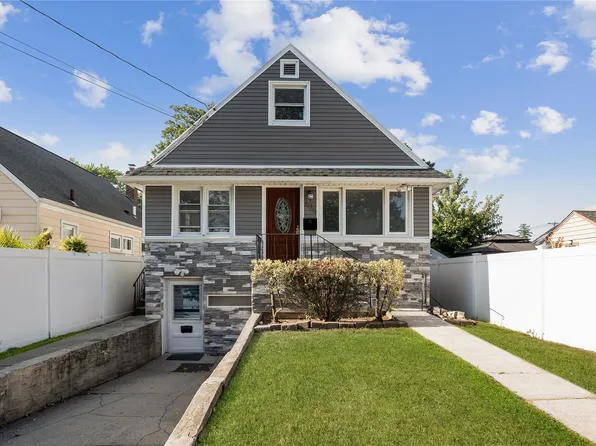 594 Fenworth Blvd, Franklin Square, NY 11010