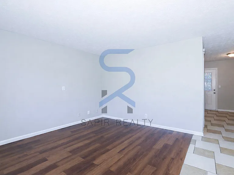 320 Sprucewood Ct — Photo 4