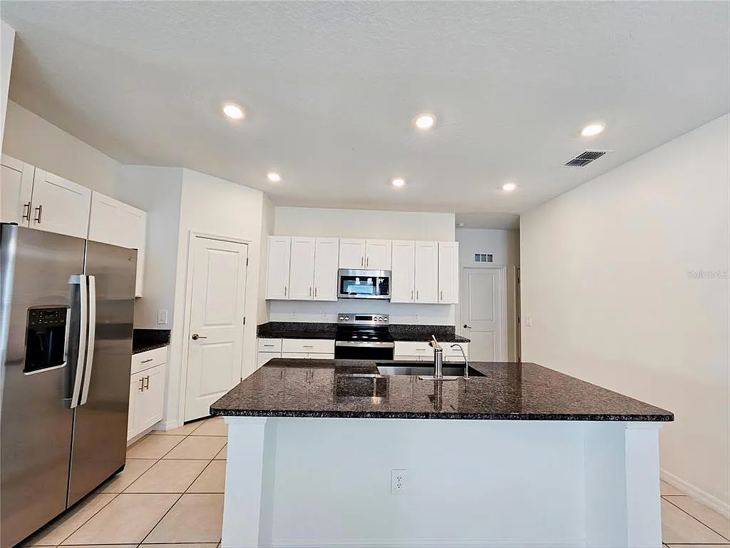 4 bed, 2.0 bath, 1841 sqft, $2,800 — Photo 3