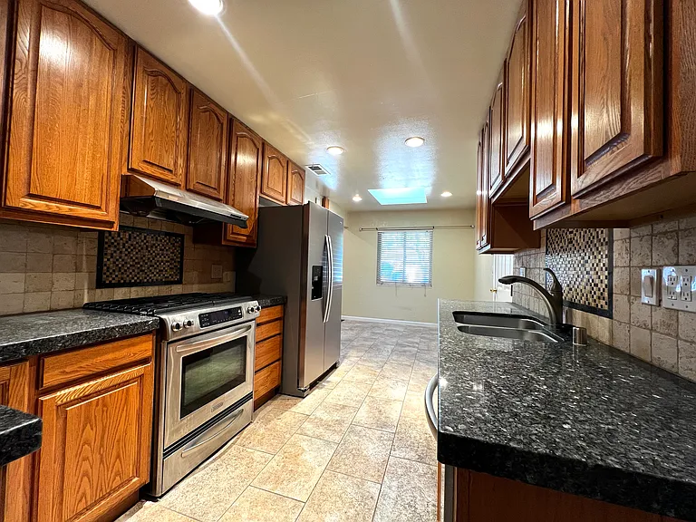 1079 Bradford Dr — Photo 8