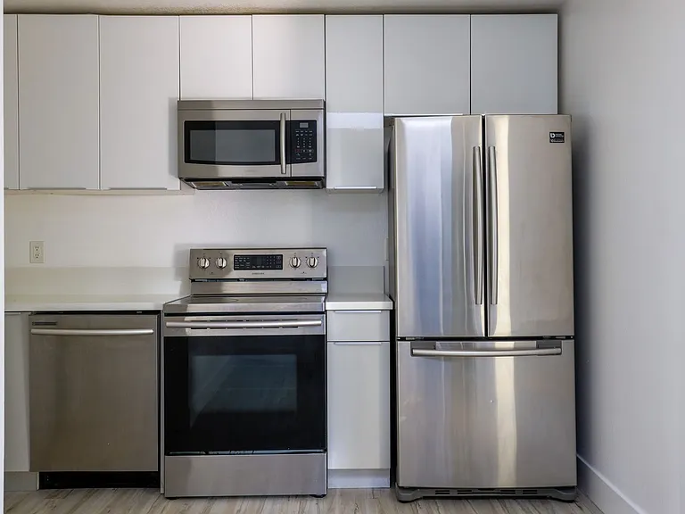 850 N Van Ness Ave — Photo 21