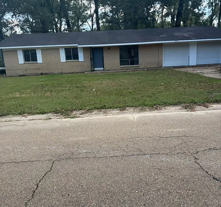 3233 Longwood Dr