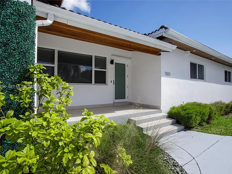 7825 SW 72nd Ave — Photo 2