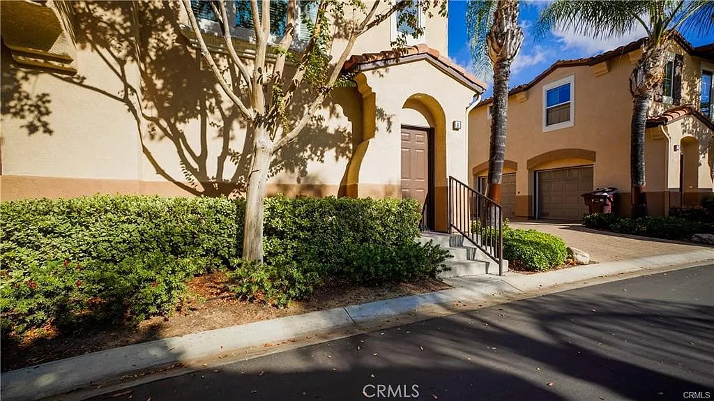 2 bed, 2.0 bath, 961 sqft, $2,350 — Photo 2