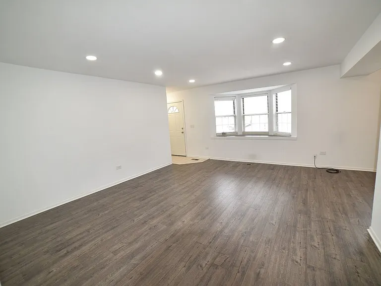 437 N Cambridge Dr — Photo 4