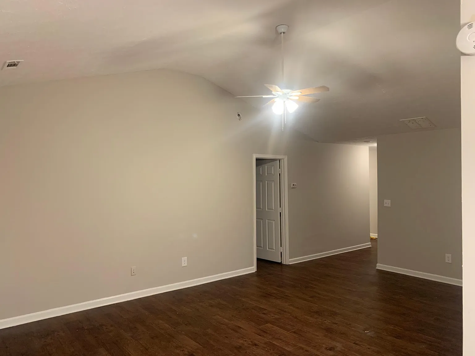 3 bed, 1270 sqft, $1,900 — Photo 4