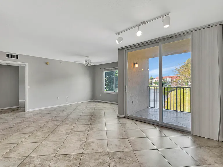 116 Villa Cir #116 — Photo 7