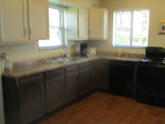 5th image of 15 Dell St