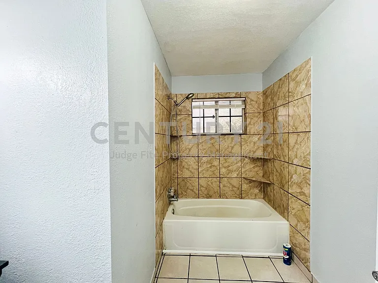 2621 E 12th St — Photo 17