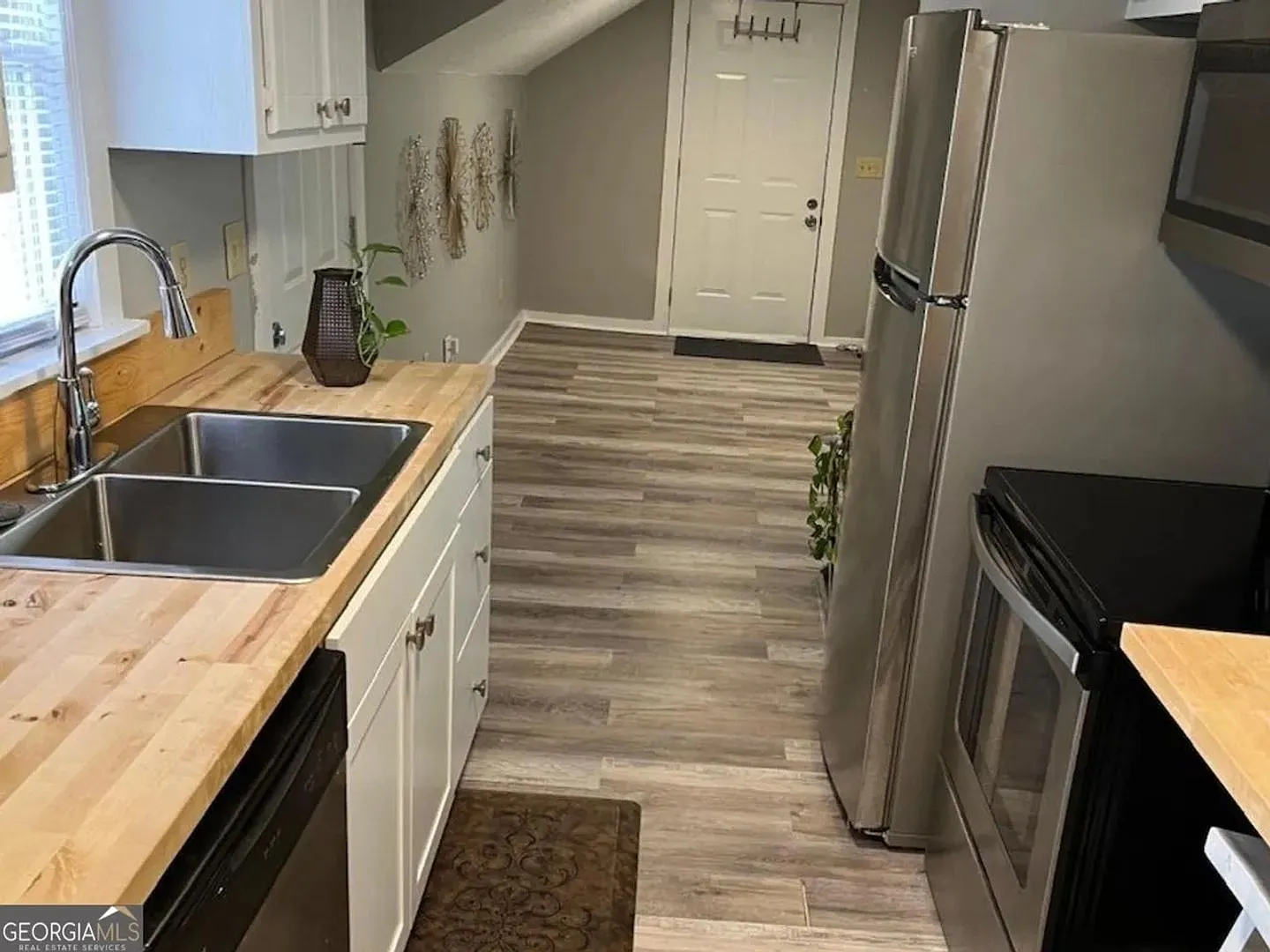 Room in 2 Bedroom Home at W Strickland St — Photo 4