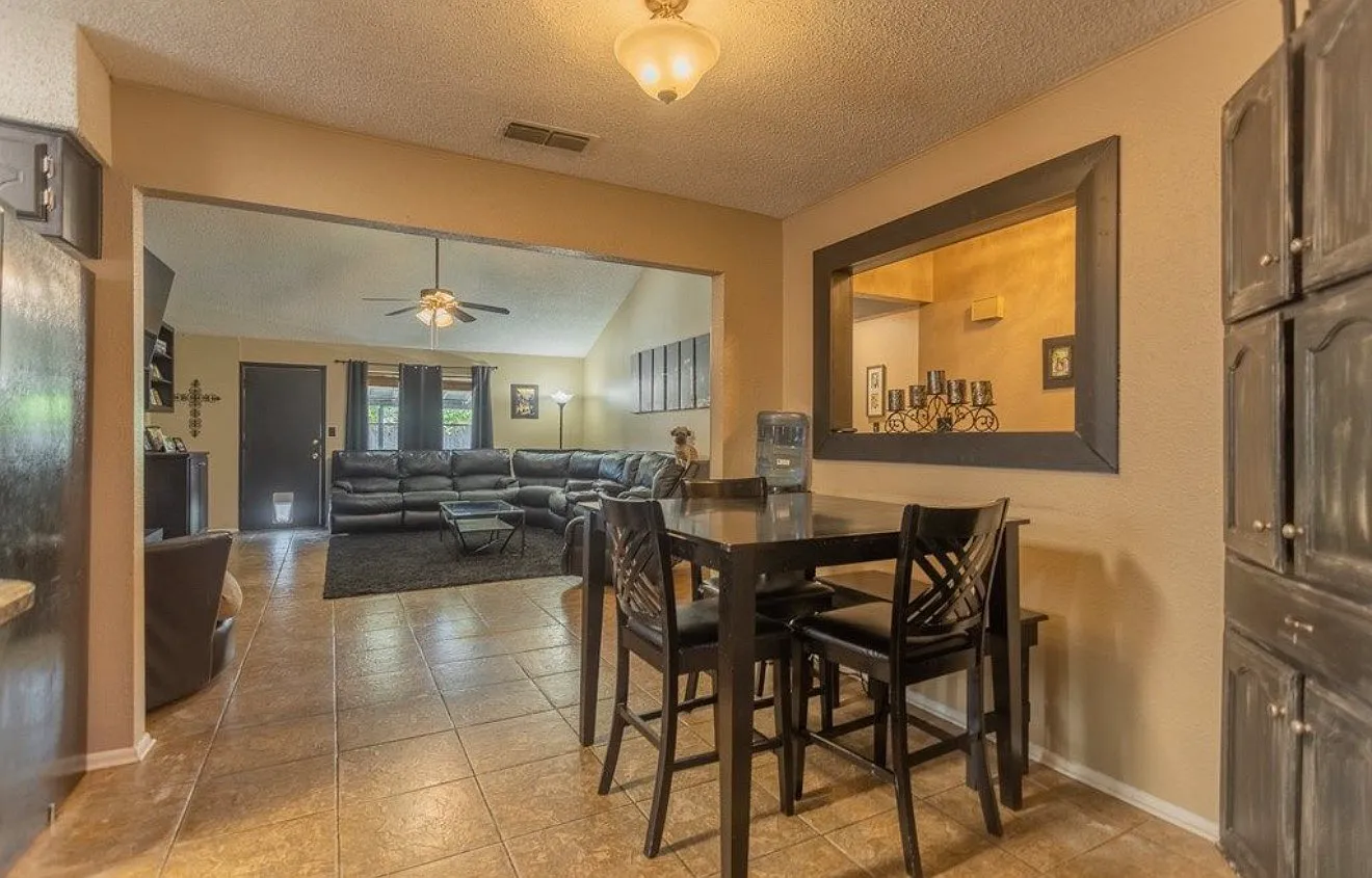 3 bed, 1951 sqft, $2,300 — Photo 4