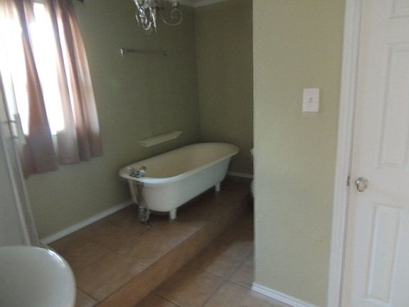 4th image of 114 W Harbor Dr